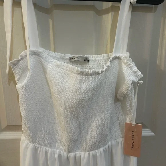 NWT Black Tape Women's Tied-Strap Smocked Maxi Dress - Picture 4 of 6